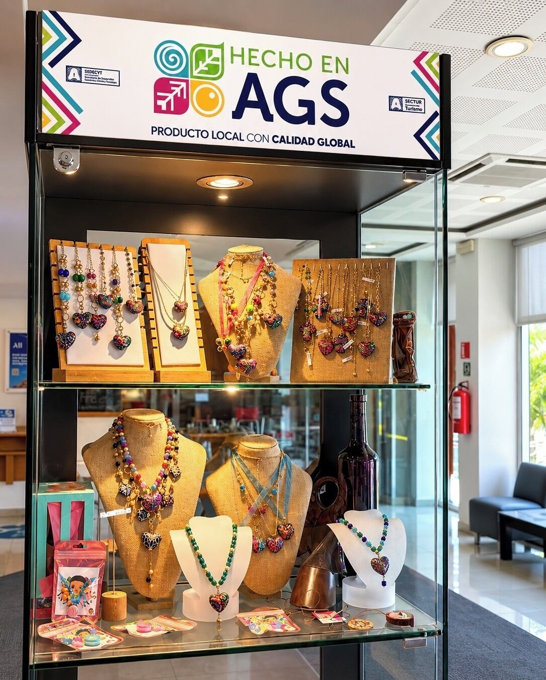 Una vitrina de joyería con varios collares y pulseras.