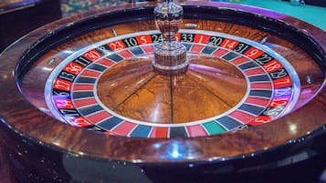 Una ruleta con detalles de madera y un diamante en el centro.