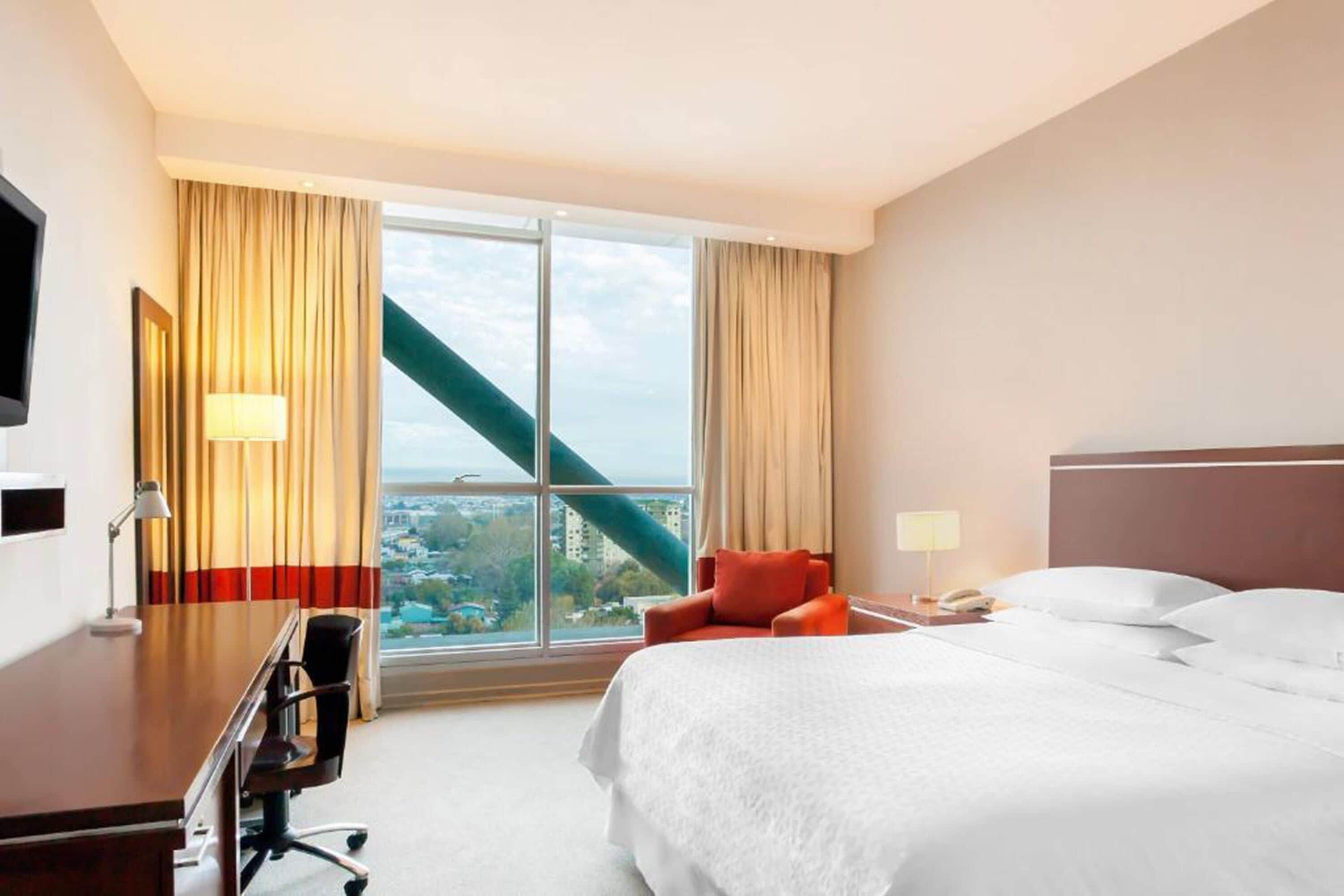 traditional room, 1 king bed, non smoking | premium bedding, minibar, in-room safe, desk