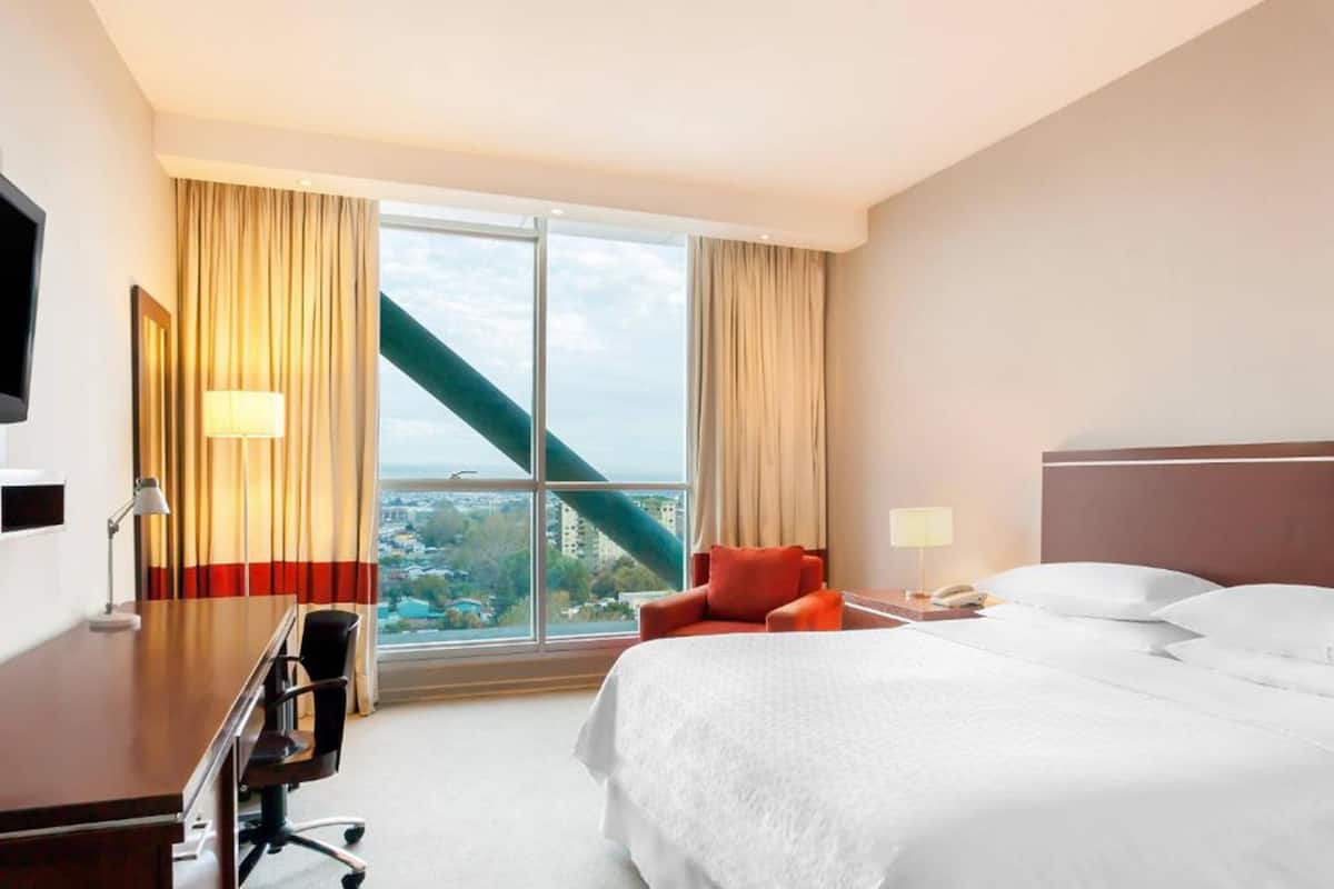 traditional room, 1 king bed, non smoking | premium bedding, minibar, in-room safe, desk