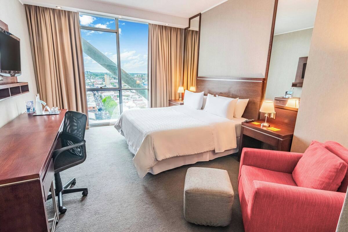 traditional room, 1 king bed, non smoking | premium bedding, minibar, in-room safe, desk