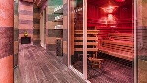 Un spa moderno con sauna, zona acristalada y banco de madera.
