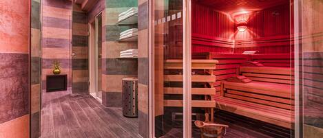 Un spa moderno con sauna, zona acristalada y banco de madera.