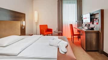 Business Room, 1 Queen Bed (Plus) | In-room safe, desk, laptop workspace, blackout drapes