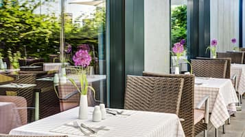 Café da manhã, almoço e jantar; culinária internacional