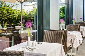 Breakfast, lunch, dinner served; international cuisine - IntercityHotel Berlin Airport Area North (Schoenefeld)