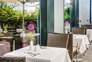 供应早餐、午餐和晚餐，国际美食