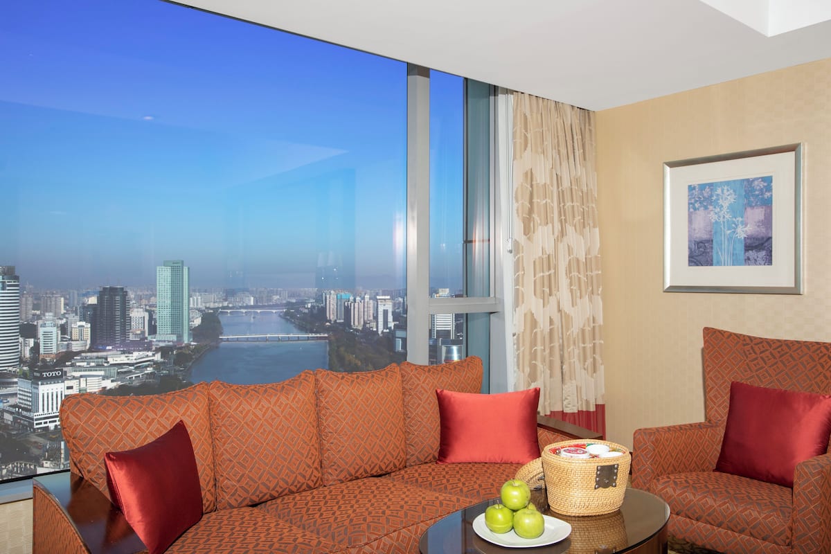 premium bedding, down duvets, tempur-pedic beds, minibar