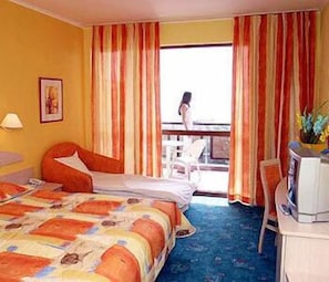Minibar, in-room safe, blackout curtains - Berlin Green Park Hotel (Golden Sands)