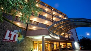 Front of property – evening/night - Berlin Green Park Hotel (Golden Sands)