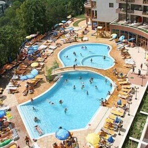 Una piscina cubierta, una piscina al aire libre