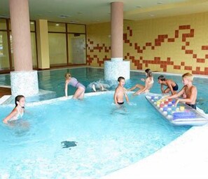 Kolam renang indoor dan kolam renang outdoor