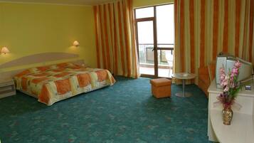Minibar, in-room safe, blackout drapes
