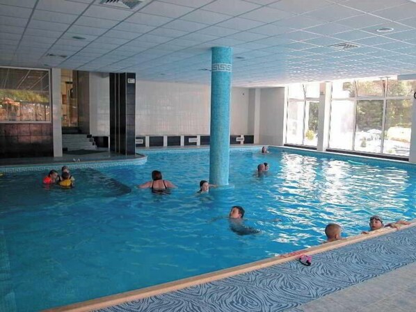Una piscina techada, una piscina al aire libre