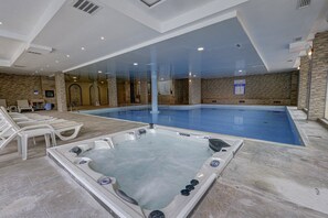 Piscine intérieure, piscine extérieure
