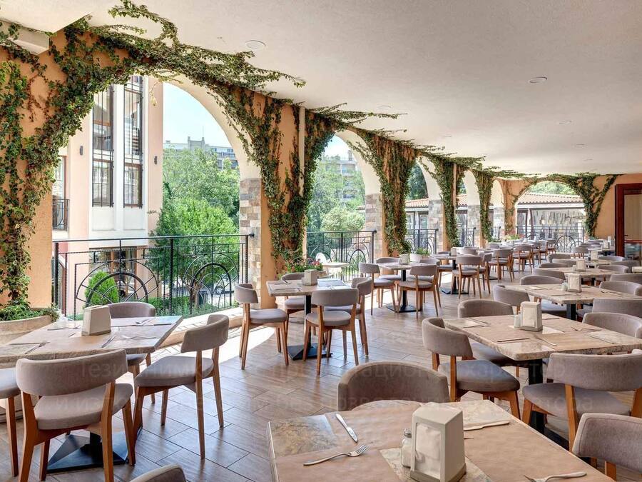 2 restaurants, breakfast served