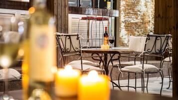 4 bars/lounges, 2 poolside bars