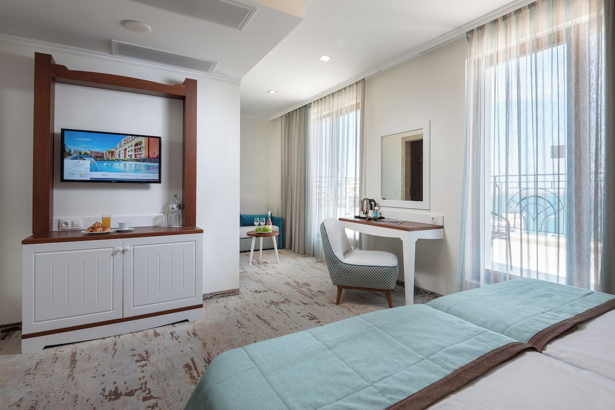Superior Twin Side Sea View | 1 habitación, minibar, caja de seguridad en la habitación y escritorio