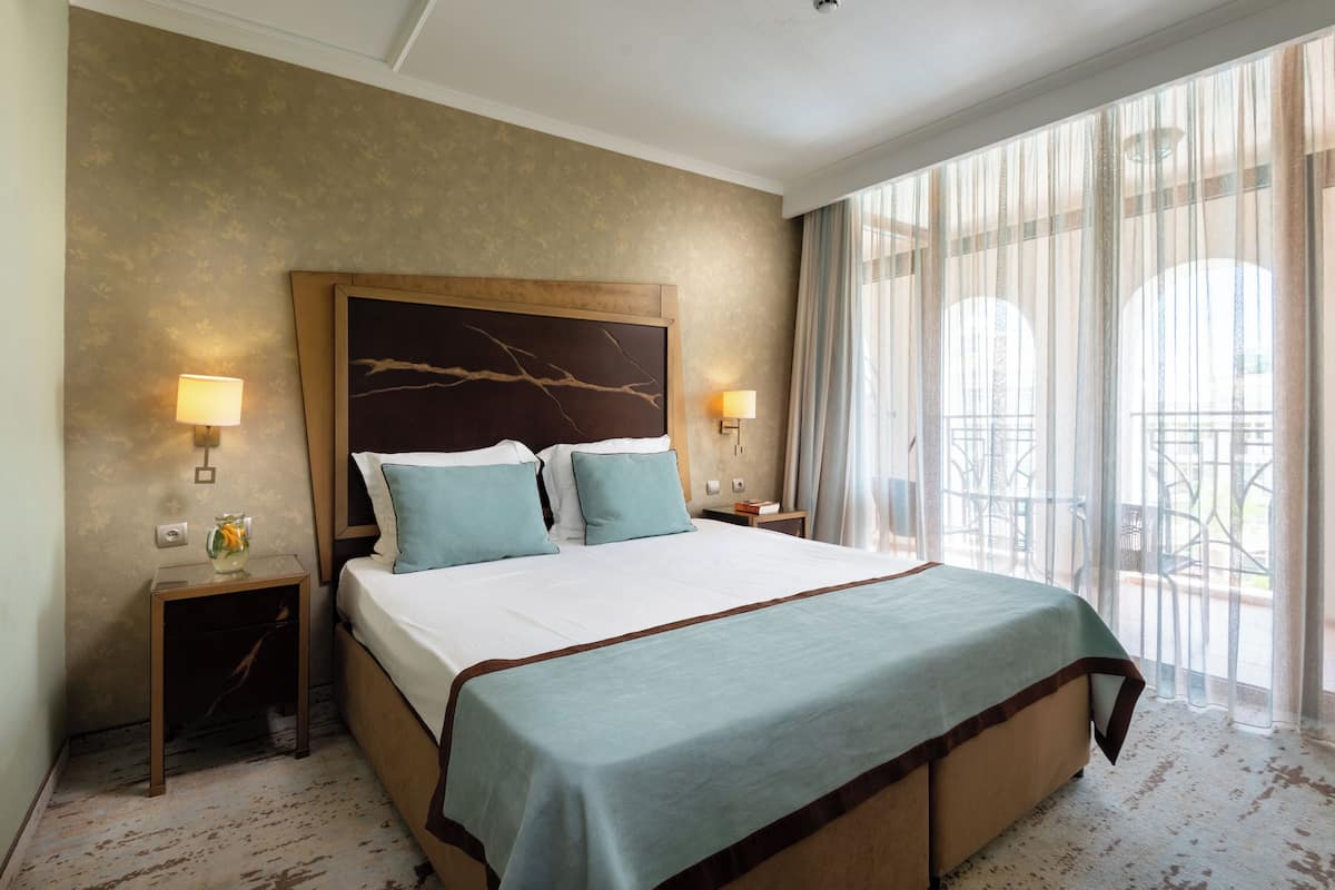 Suite Sea Side View | 1 bedroom, minibar, in-room safe, desk