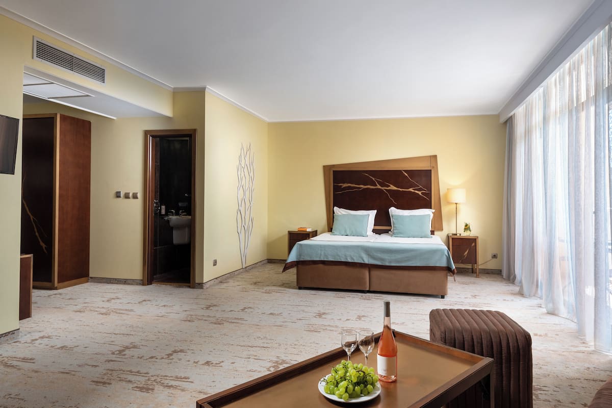 Family Room | 1 bedroom, minibar, in-room safe, desk