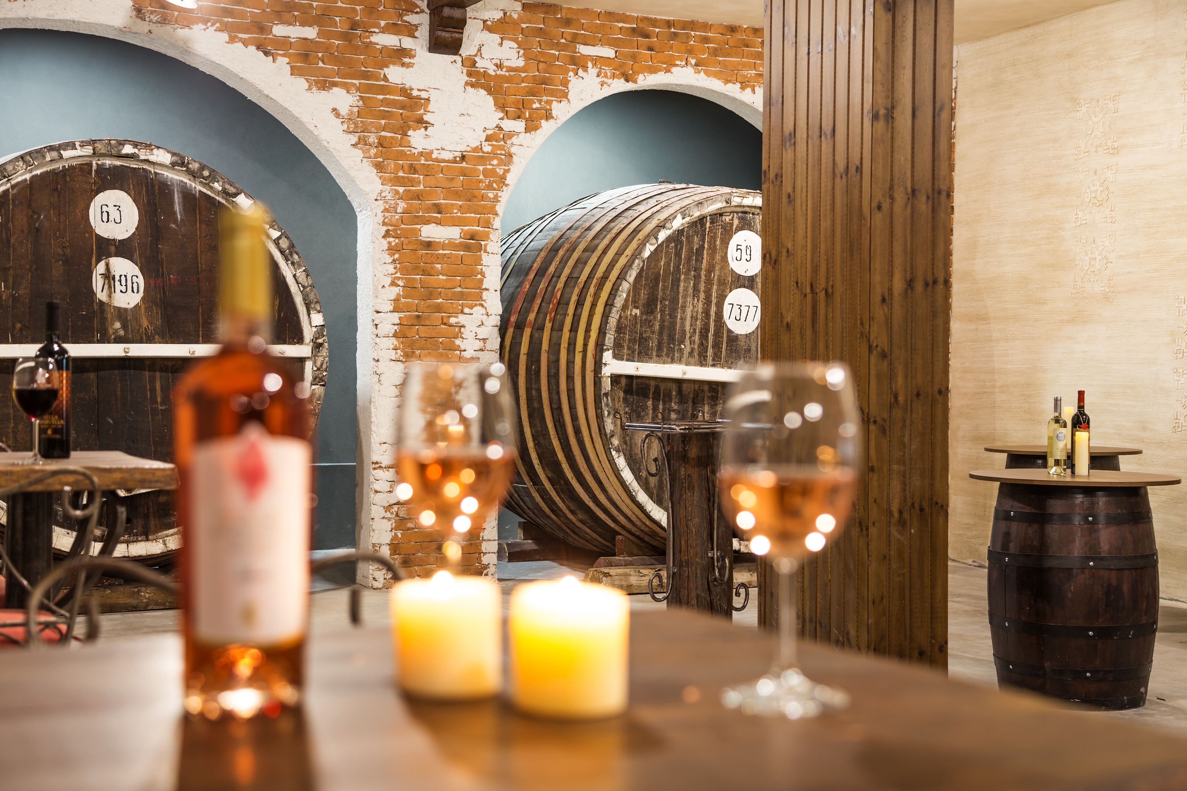 4 bars/lounges, 2 poolside bars