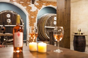 4 间酒吧/酒廊、2 间池畔酒吧