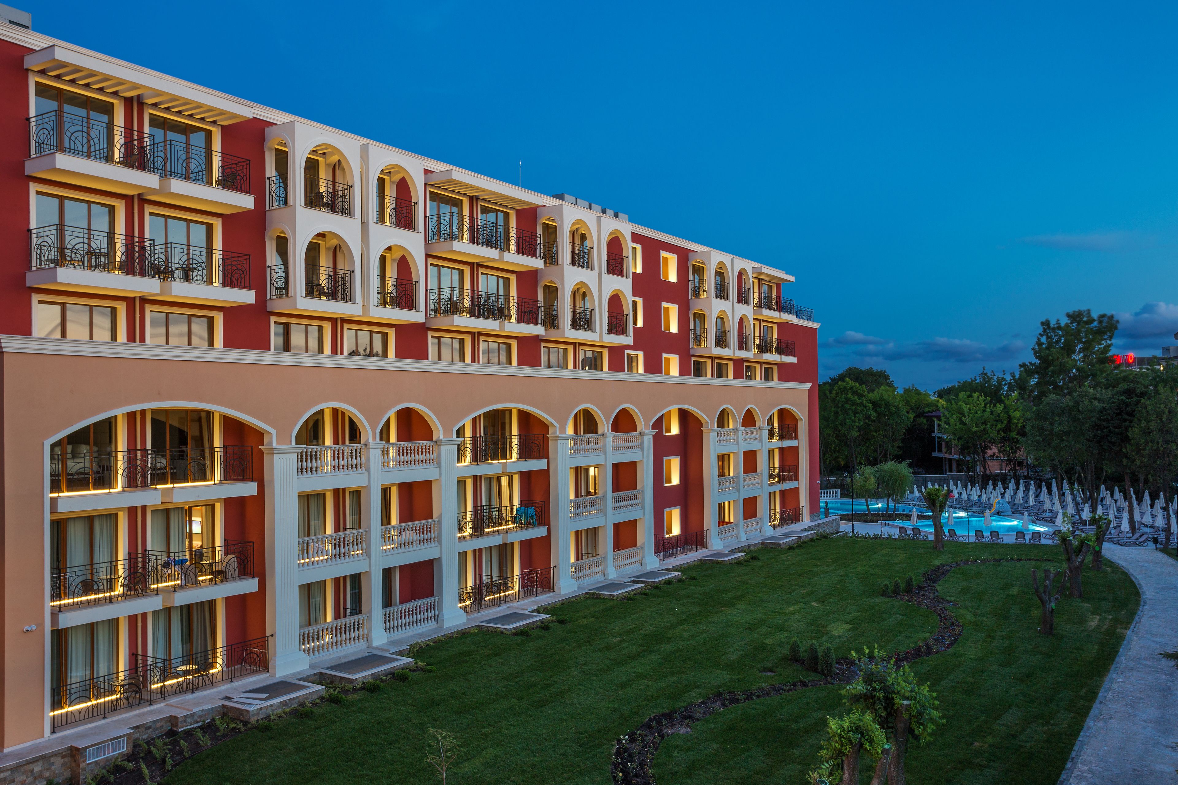 Fassade der Unterkunft – Abend/Nacht