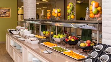 2 restaurants; breakfast, lunch, dinner and brunch served