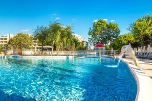 室内游泳池，2 室外游泳池，09:00 至 18:00 开放, 池畔遮阳伞, 日光浴躺椅