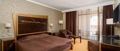 Minibar, coffres-forts dans les chambres, bureau, rideaux occultants