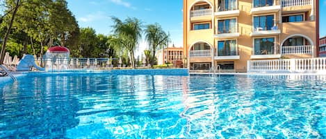 Una piscina cubierta, 2 piscinas al aire libre, sombrillas, tumbonas