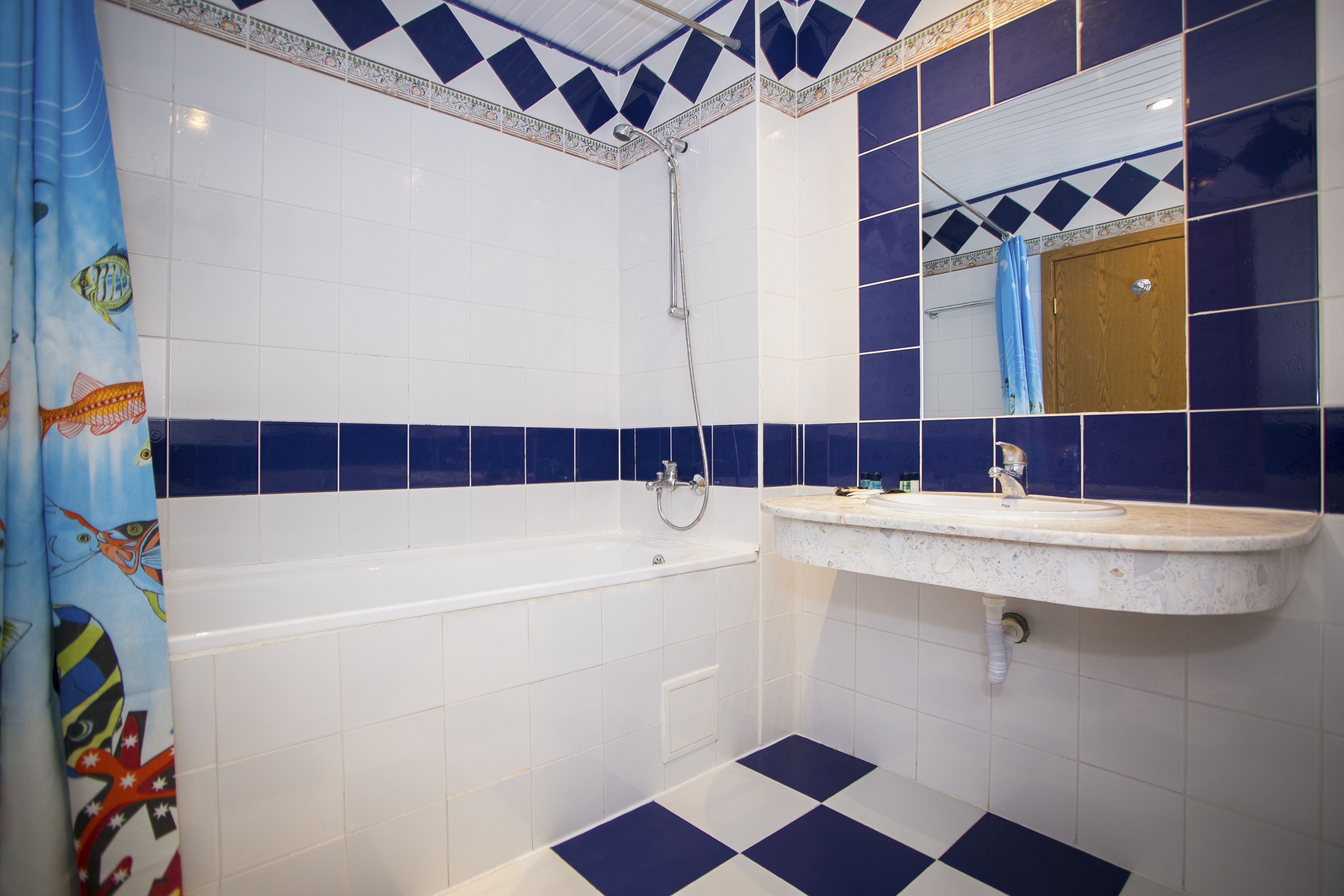 Ein Badezimmer mit Badewanne, Waschbecken und Dusche.