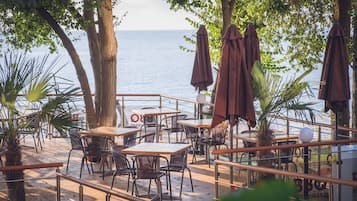 3 restaurants, dinner served, international cuisine