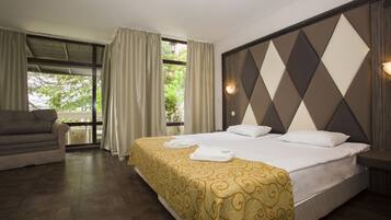 Coffres-forts dans les chambres, bureau, fer et planche à repasser