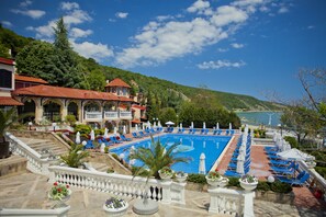 Outdoor pool, pool umbrellas, pool loungers - Villas Elenite - All Inclusive (Elenite)
