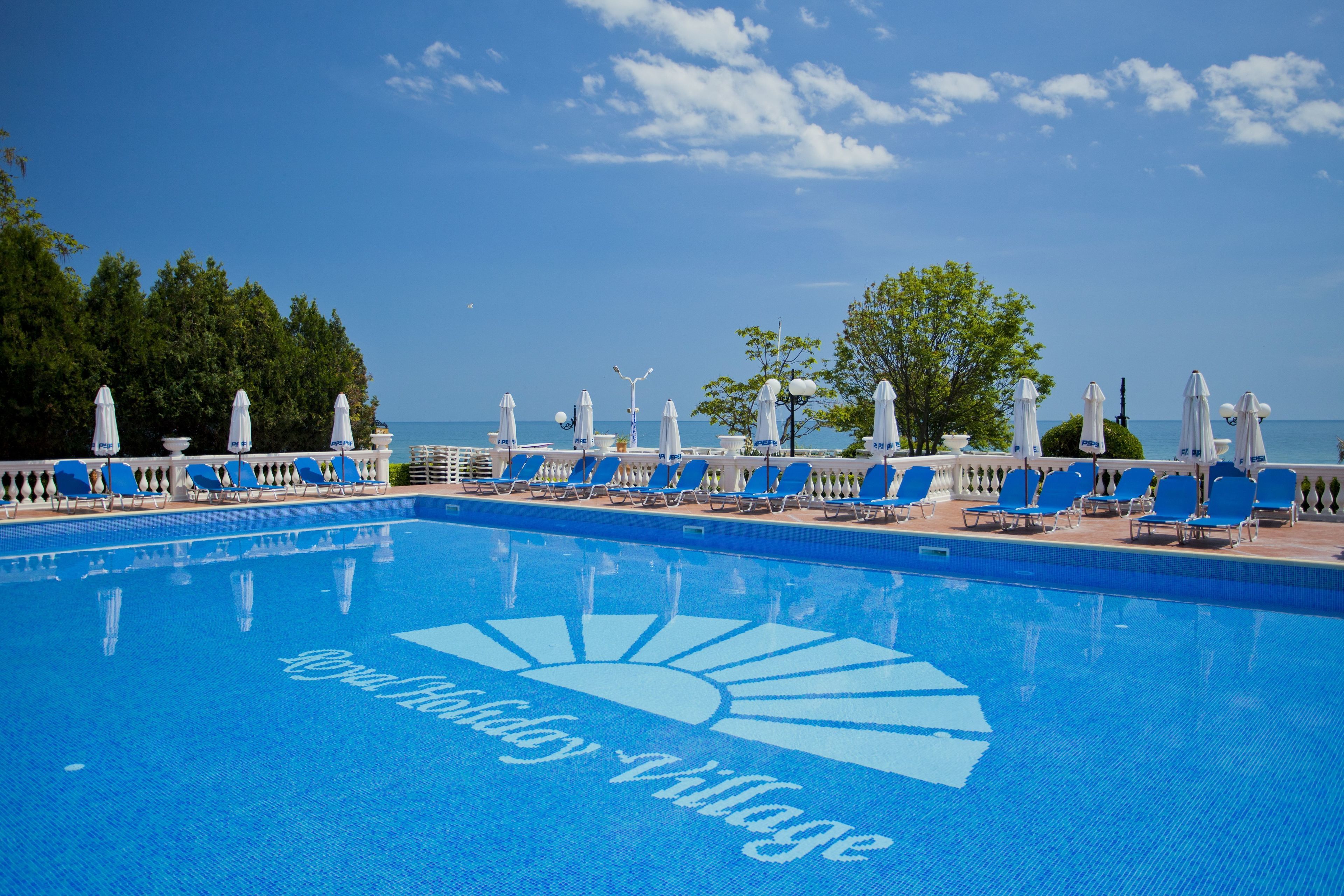 Piscine extérieure, parasols de plage, chaises longues