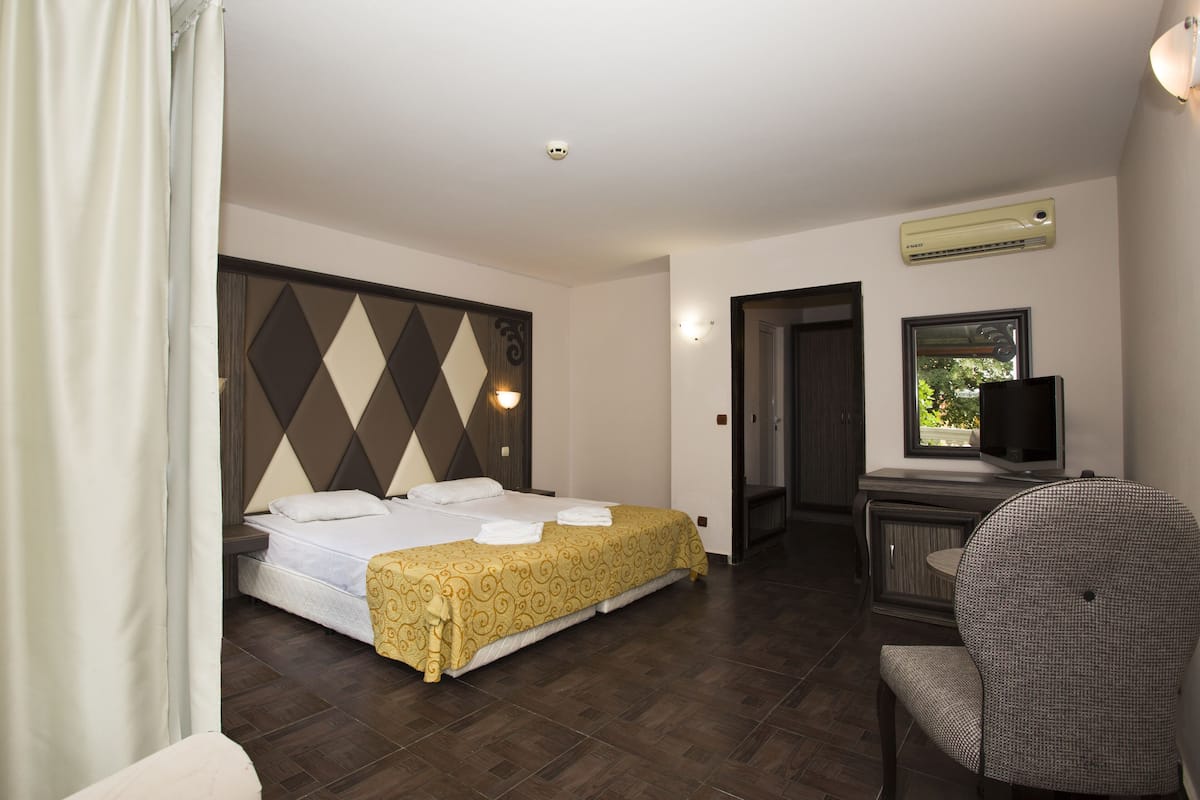 Double Room (1st line) | In-room safe, desk, iron/ironing board (on request), cribs (free)