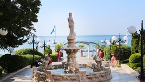 A fountain with statues and a clear view of the sea. - Villas Elenite - All Inclusive (Elenite)