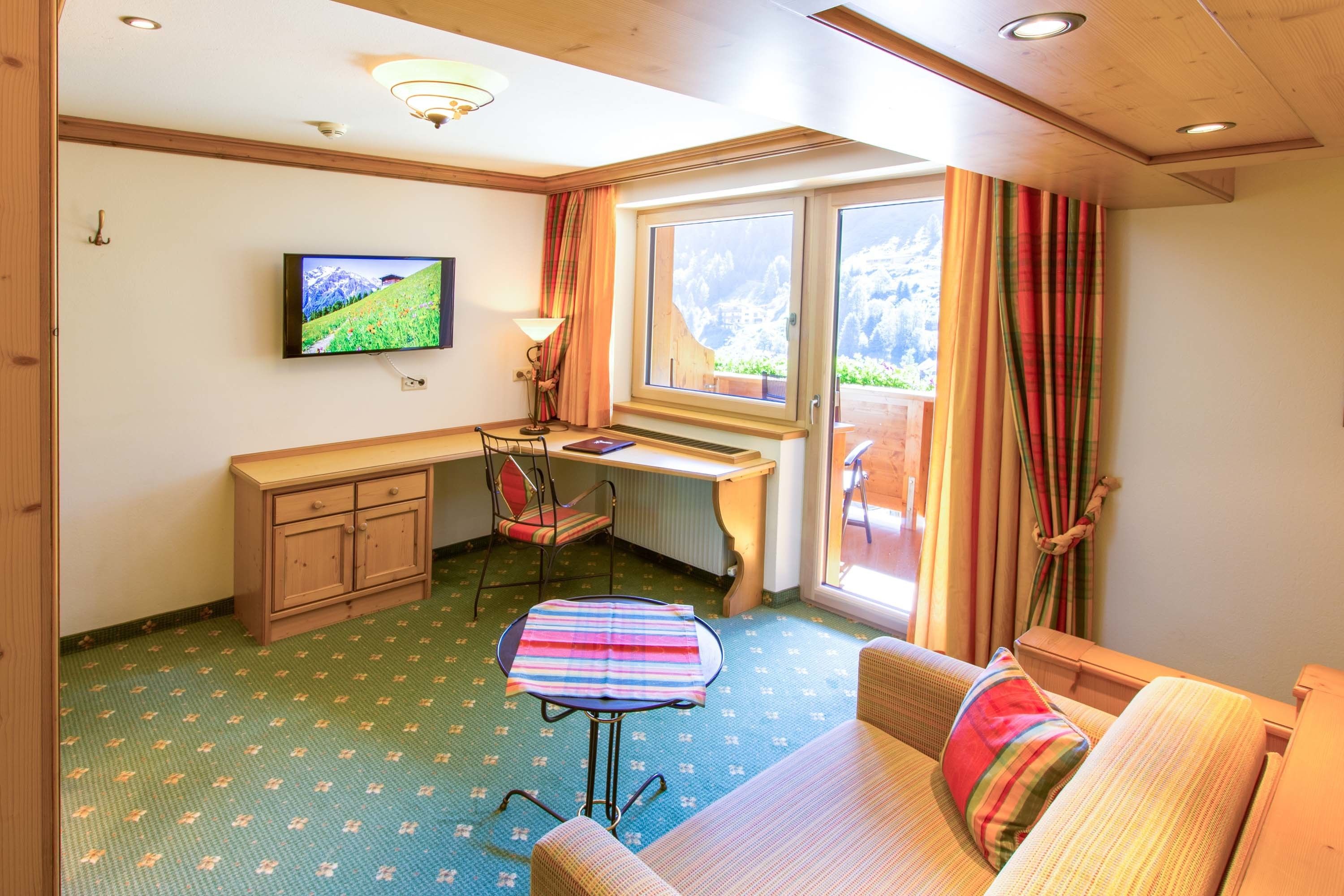 Kamar Double Standar | Brankas, meja kerja, dan tempat tidur bayi (biaya tambahan)