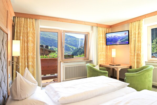 Standard-herbergi með tvíbreiðu rúmi | Öryggishólf í herbergi, skrifborð, vöggur/ungbarnarúm