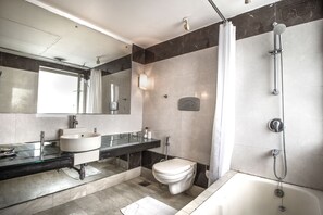 Phòng Premium, 1 giường đôi | Phòng tắm | Buồng tắm vòi sen, đồ dùng nhà tắm miễn phí, máy sấy tóc 