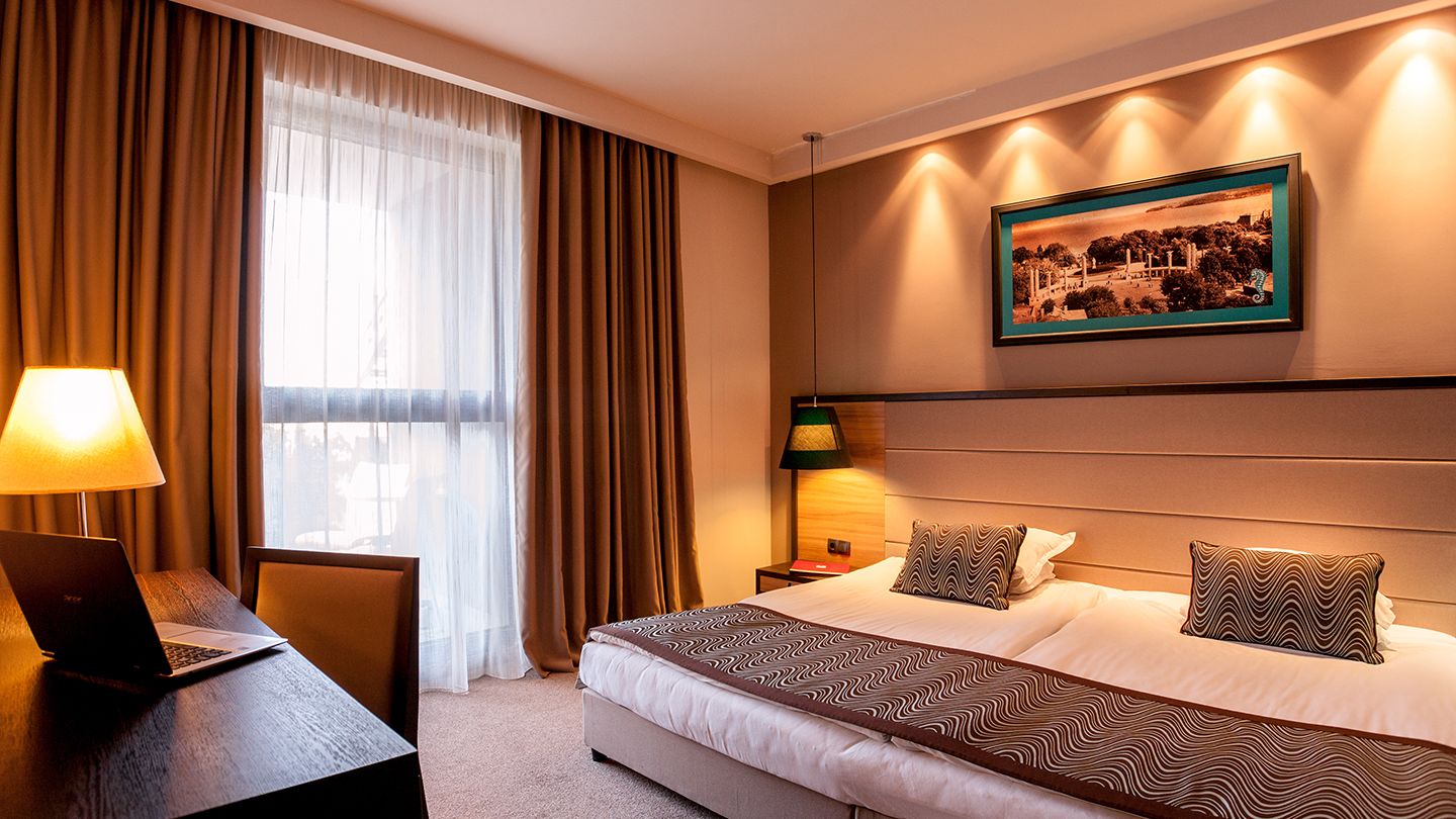 economy double room | minibar, in-room safe, desk, bed sheets