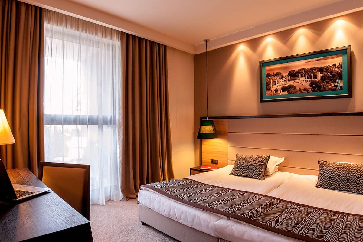 economy double room | minibar, in-room safe, desk, bed sheets