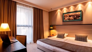 Chambre Double Économique | Minibar, coffres-forts dans les chambres, bureau, draps fournis