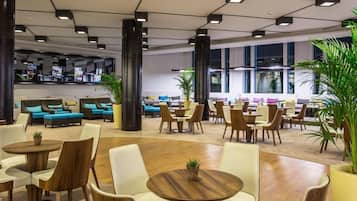 2 bars/lounges, lobby lounge