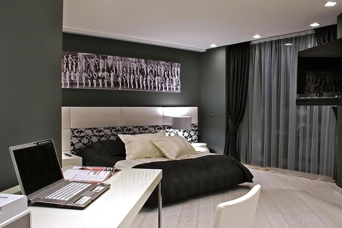 Minibar, caja de seguridad en la habitación, escritorio y ropa de cama