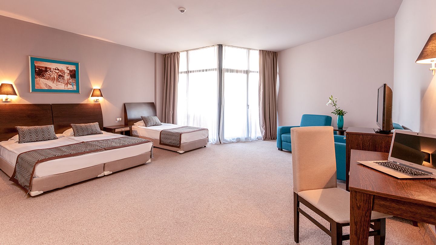 triple room, balcony (sea side view) | minibar, in-room safe, desk, bed sheets