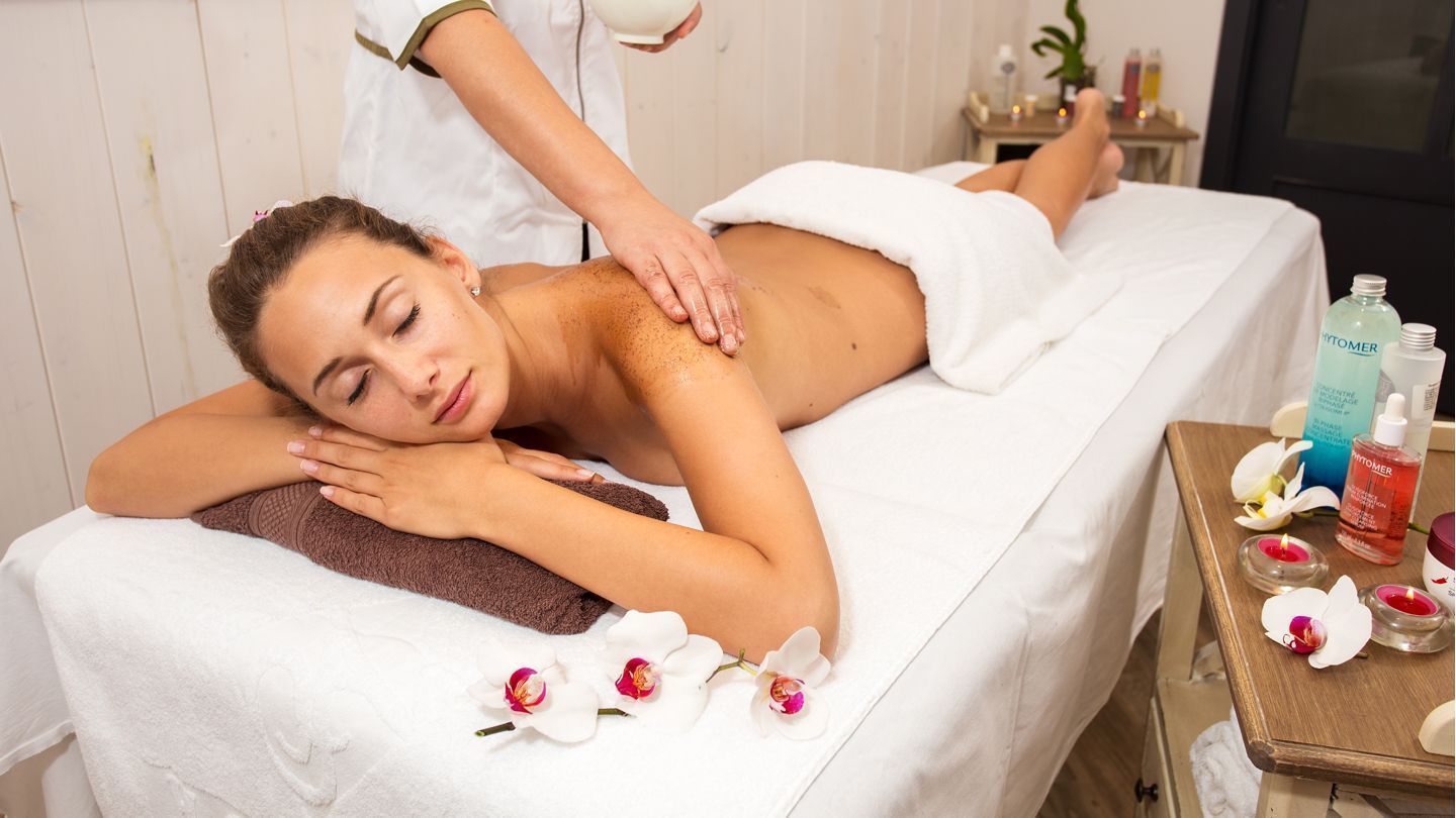 sauna, hot tub, steam room, turkish bath/hammam, body treatments