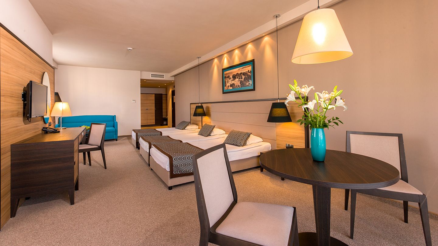 triple room, balcony (sea side view) | minibar, in-room safe, desk, bed sheets