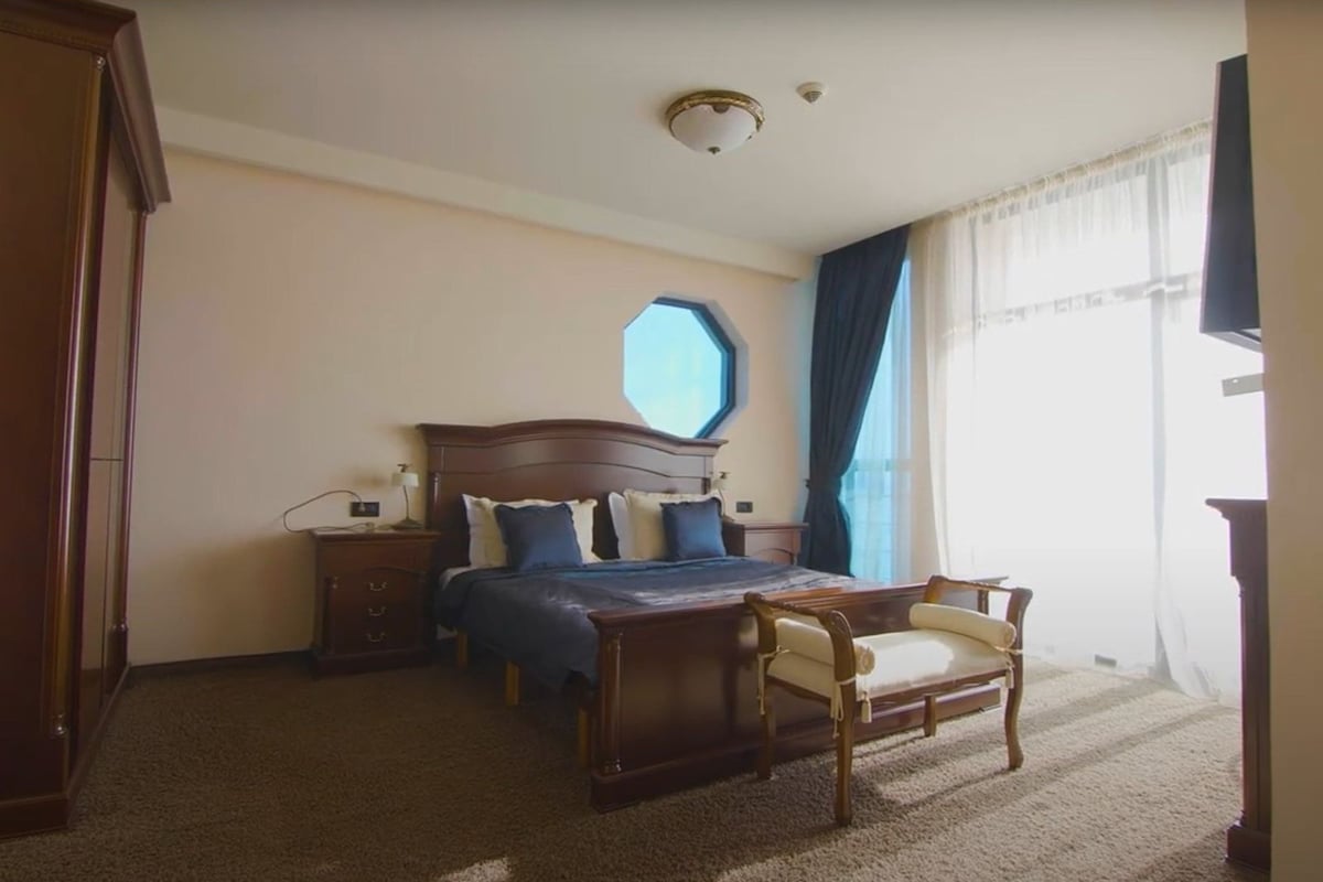 Minibar, caja de seguridad en la habitación, escritorio y ropa de cama